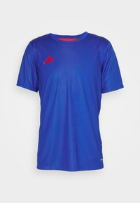 Blå sport-t-shirt tillverkad av fukttransporterande tyg. Har rund hals, korta ärmar och en röd Adidas-logga på vänster bröst.