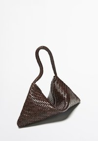 Sac à main triangulaire en cuir tressé brun foncé avec une anse unique en boucle et une fermeture éclair sur un côté.