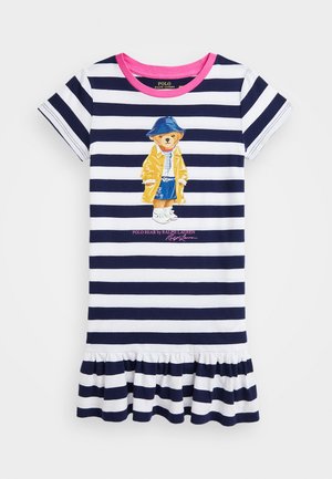 Dryžuota suknelė tamsiai mėlynos ir baltos spalvos su banguotu apvadu. Yra rožinė iškirptė ir iliustracija su meškiuku, dėvinčiu geltoną lietpaltį.