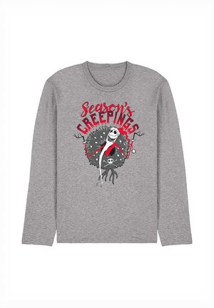 Graues langärmeliges Hemd mit einem grafischen Aufdruck eines Charakters mit skelettartigen Merkmalen. Der Text lautet "Season's Creepings" in kräftigen roten Buchstaben.