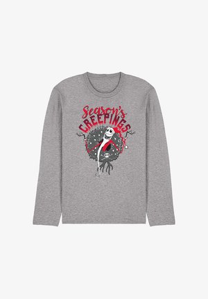 Graues langärmeliges Hemd mit einem grafischen Aufdruck eines Charakters mit skelettartigen Merkmalen. Der Text lautet "Season's Creepings" in kräftigen roten Buchstaben.