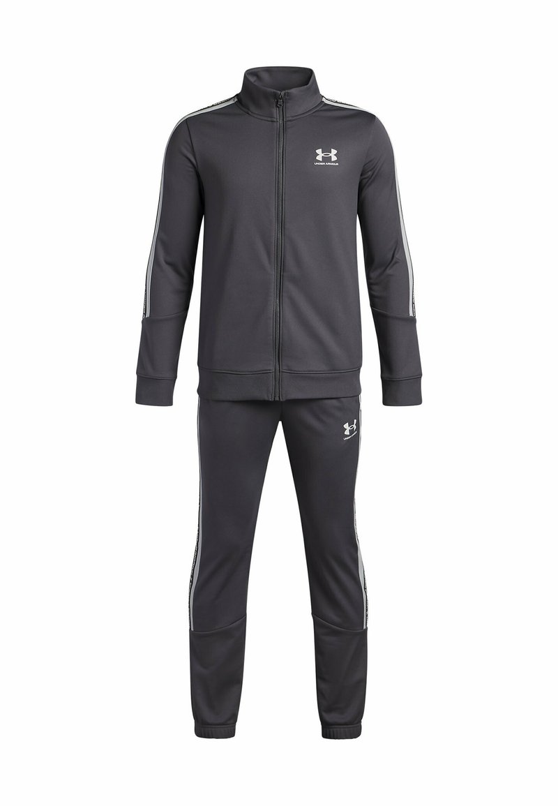 Survêtement de sport gris foncé en tissu lisse, comprenant une veste zippée avec un col haut et des rayures blanches le long des manches et du pantalon.