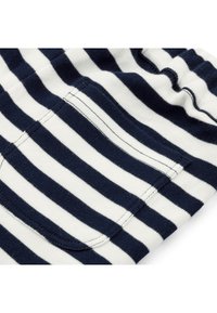 Bomullsshorts med marinblå och vita horisontella ränder, med en bakficka och elastisk midja för komfort.