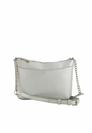 Bolso bandolera pequeño de cuero plateado con cadena y correa ajustable, cierre de cremallera y textura de grano sutil.