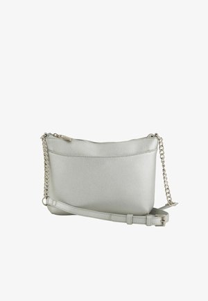 Kleine Umhängetasche aus silbernem Leder mit Kette und verstellbarem Riemen, Reißverschluss und subtiler genarbter Textur.