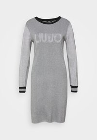 Graues gestricktes Kleid mit langen Ärmeln, rundem schwarzen Ausschnitt und schwarz-weißen gestreiften Bündchen. Mit "LIUJO"-Logo auf der Vorderseite.