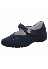 Marineblauwe suède schoen met een gesloten neus, uitsnijdingen en klittenbandsluiting. Voorzien van een decoratieve knop in zilvertint. Lage, zwarte zool.