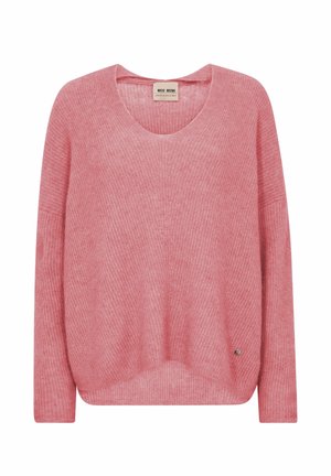 Ružový dlhorukávový pletený sveter s výstrihom do V a mierne zaobleným lemom, s malou kovovou značkou s logom pri spodnom okraji.