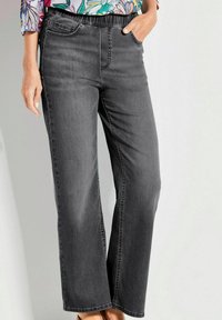 Pantalon en denim gris avec une coupe décontractée, doté d'une taille élastique, de poches latérales et de coutures contrastantes le long des coutures.