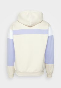 Felpa con cappuccio in crema, lavanda e bianco. Presenta un design a blocchi di colore con polsini e fascia in vita a costine, in morbido cotone.