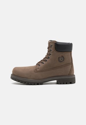 Braune Leder-Schnürstiefel mit runder Zehenpartie, gepolstertem Schaft, Gummisohle mit Profil und seitlichem Logo-Detail. Sie verfügen über eine glatte Textur und ein robustes Design.