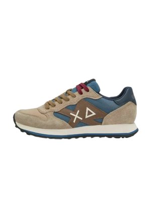 Beżowo-niebieski sneaker z brązową boczną częścią, białymi symbolami, bordowymi i beżowymi sznurowadłami oraz ciemną gumową podeszwą.