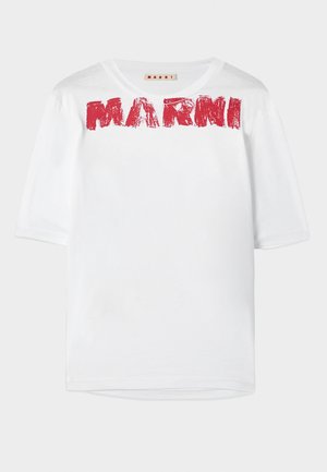 T-shirt blanc à manches courtes avec un large col ras du cou et logo "MARNI" imprimé en rouge, présentant un tissu légèrement texturé.