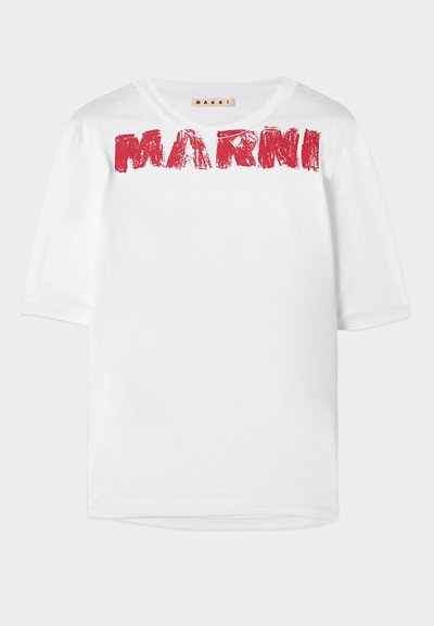 Λευκό κοντομάνικο μπλουζάκι με φαρδιά λαιμόκοψη και εκτυπωμένο λογότυπο "MARNI" σε κόκκινο, με ελαφρώς υφασμάτινη υφή.