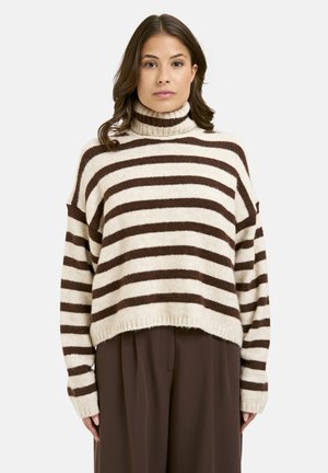 Gestreifter Rollkragenpullover in Creme- und Brauntönen. Weiches Strickmaterial, oversized Passform und gerippter Saum. Mit herunterfallenden Schultern und langen Ärmeln.