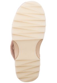 Jasno brązowa podeszwa buta z teksturowanym, płaskim wzorem, z ukośnymi żłobieniami zapewniającymi przyczepność. W okolicy pięty widoczny jest napis „EMU Australia”.