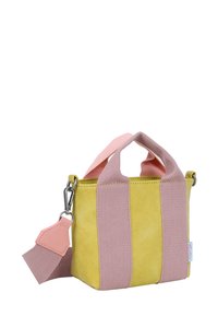 Piccola borsa a tracolla gialla con due strisce di tessuto rosa. Presenta due manici superiori e una tracolla rimovibile e regolabile. Dettagli in hardware argentato.