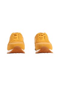 Zapatillas de ante amarillas con diseño de cordones, media suela blanca y suela de goma texturizada. Presentan detalles de costura en los laterales.