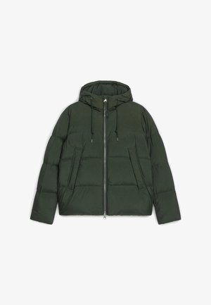 Dunkelgrüne Daunenjacke mit Kapuze, featuring einem Frontreißverschluss, verstellbaren Kordelzügen und seitlichen Taschen mit einer gesteppten Textur.