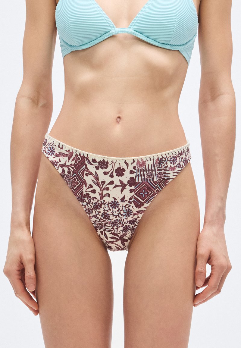 Κάτω μέρος μπικίνι σε κρεμ χρώμα με μαρουνοκόκκινα λουλουδάτα σχέδια· απαλό υφή, ψηλόμεσο κόψιμο και λεπτομερής φινίρισμα άκρης.