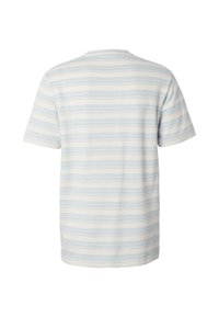 Λευκό κοντομάνικο T-shirt με ανοιχτό μπλε οριζόντιες ρίγες, εμφανιζόμενο από πίσω σε λευκό φόντο.