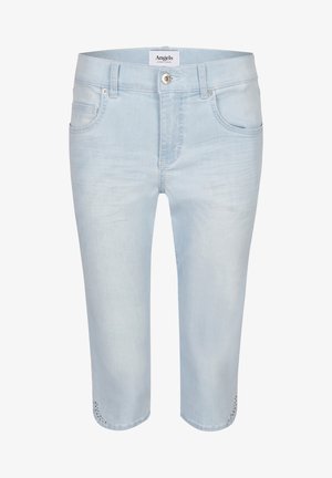 Světle modré džínové capri kalhoty s přiléhavým střihem, vybavené předními kapsami a ozdobnými cvočky na lemu. Hladká textura.