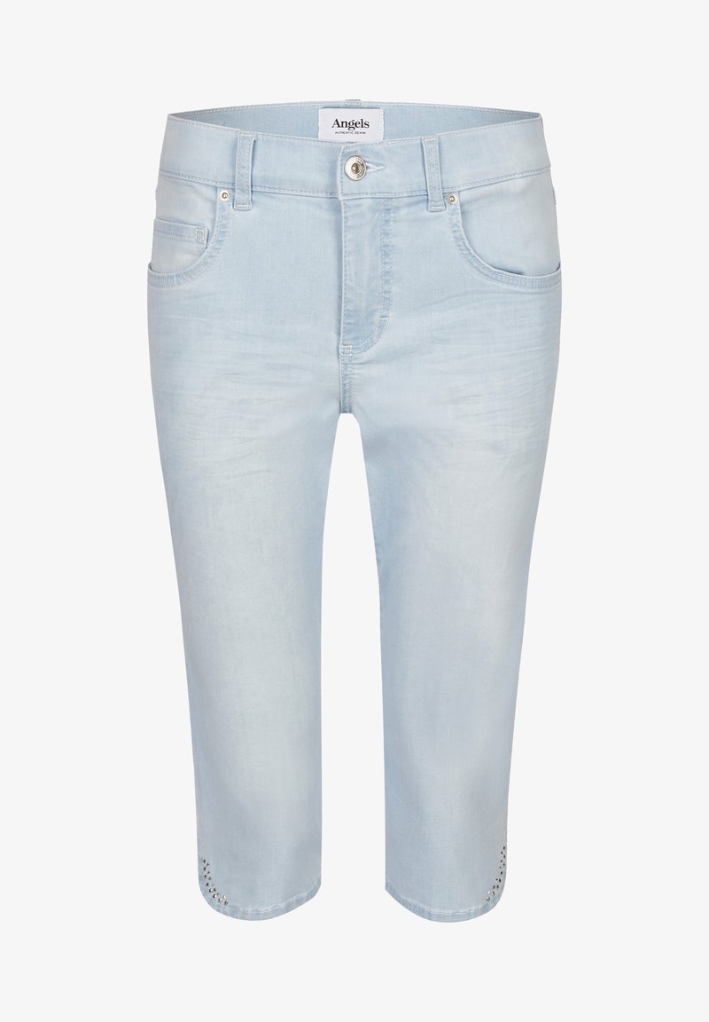 Světle modré džínové capri kalhoty s přiléhavým střihem, vybavené předními kapsami a ozdobnými cvočky na lemu. Hladká textura.