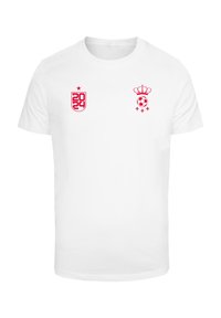 Hvid bomulds t-shirt med røde trykte logoer: et skjold med "2024" og en krone over en fodbold. Rund hals, korte ærmer, standard pasform.