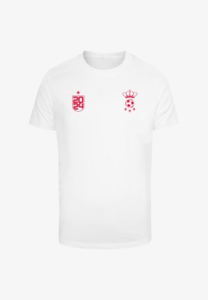 Tricou din bumbac alb cu logo-uri imprimate roșii: un scut cu "2024" și o coroană deasupra unei mingi de fotbal. Gât rotund, mâneci scurte, croială standard.