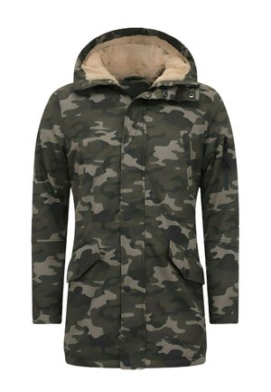 Groen en grijs camouflage winterjas met voorzakken, knoopsluitingen en een beige fleece gevoerde capuchon.
