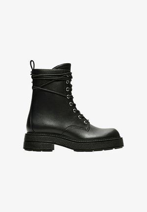 Bershka, LACE-UP - ANKLE BOOTS - Enkellaarsjes met plateauzool - black