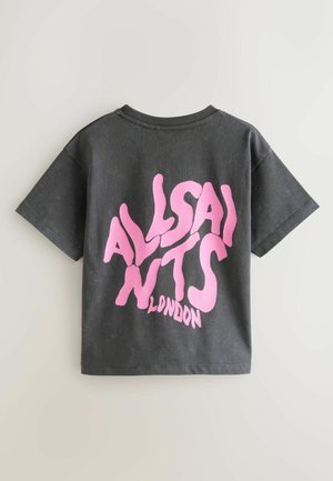 Tamno siva pamučna majica s prevelikim ružičastim grafičkim natpisom "ALLSAINTS LONDON" na leđima. Dizajn s kratkim rukavima i okruglim izrezom.