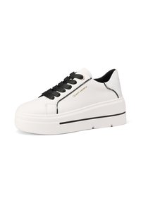 Sneaker platform bianchi con lacci neri, tomaia in pelle e un tallone testurizzato. Presentano un logo dorato e una linea nera sul suola.
