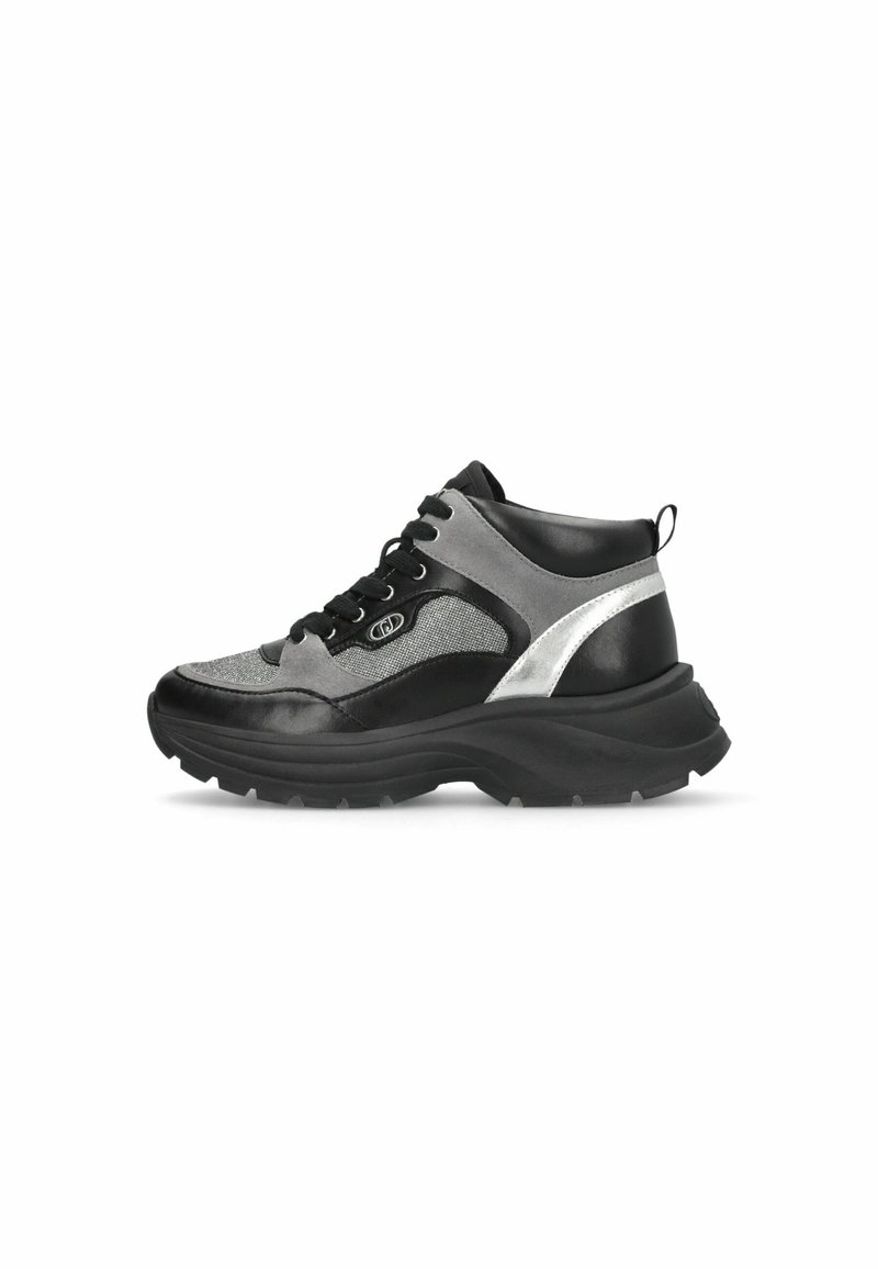 Sneaker noir et gris avec une tige en tissu texturé, des accents en cuir, un col rembourré et une semelle en caoutchouc épaisse avec un léger talon.
