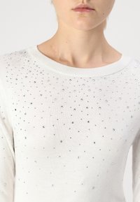ONLY ONLSOLITA STONE DETAIL O NECK - Džemperis - cloud dancer