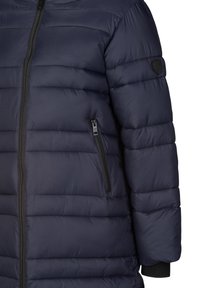 Marineblauwe pufferjack met gewatteerd ontwerp, voorkant met rits en zwarte accenten. Beschikt over een ritszak aan de linkerkant en geribde manchetten.