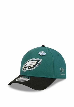 Grüner und schwarzer Baseballcap mit Philadelphia Eagles-Logo und NFL Draft 2021-Anstecker vorne, New Era-Markenlogo seitlich.