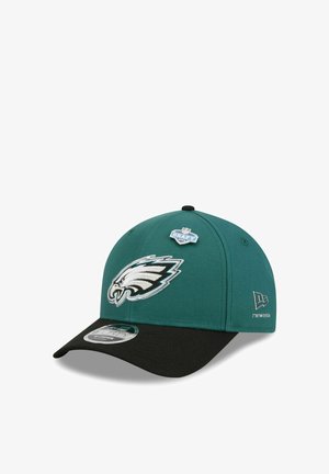 Grüner und schwarzer Baseballcap mit Philadelphia Eagles-Logo und NFL Draft 2021-Anstecker vorne, New Era-Markenlogo seitlich.
