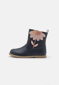 Marineblaue Kinderstiefelette mit beige-sohle und seitlicher Verzierung einer großen pinken Blume mit Stängel und zwei Blättern.
