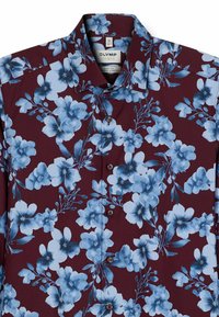 Korte mouwen shirt van bordeauxkleurige stof met een blauw bloemenpatroon. Inclusief een puntige kraag, knoopsluiting aan de voorkant en een gladde textuur.