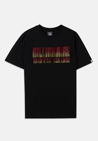 Svart bomull t-skjorte med korte ermer som har teksten "BILLIONAIRE BOYS CLUB" i flerfarget gradient med et teksturert mønster.