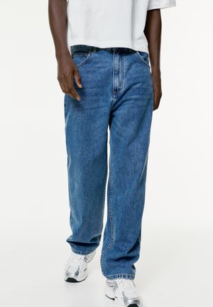 Ljust blå denimjeans med en avslappnad passform, med en traditionell femficksdesign och raka ben. Avslutad med subtila sömdetails.