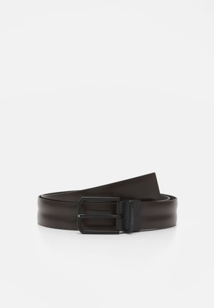 Czarny skórzany pasek zwinięty z matową czarną prostokątną metalową sprzączką i logo Valentino na pętli.