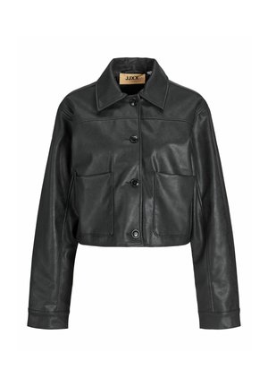 Chaqueta corta de cuero negro con un collar puntiagudo, cinco botones frontales y dos bolsillos grandes en el frente. Textura suave y diseño ajustado.