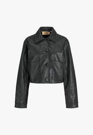 Fekete bőr crop dzseki hegyes gallérral, öt gombos elülső záródással és két nagy elülső zsebbel. Sima textúra és testhezálló kialakítás.