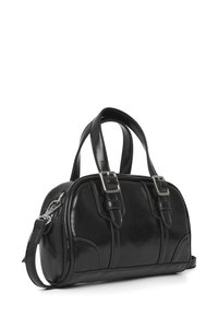 Borsa a mano in pelle nera con finitura lucida, forma arrotondata, doppi manici, due dettagli con fibbie e tracolla rimovibile.