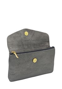 Pochette en cuir gris avec une surface texturée, dotée d'une fermeture à bouton pression doré et d'une section zippée sur le dessus.