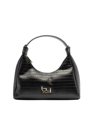 Borsa nera con texture effetto coccodrillo, manico curvo e dettaglio logo in metallo dorato al centro frontale.