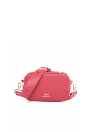 Prostokątna różowa skórzana torba na ramię z regulowanym paskiem, złotymi okuciami i złotym logo "OCHNIK" z przodu.