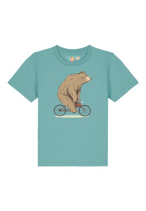 Hellblaues T-Shirt mit einer Bärenillustration, der auf einem roten Fahrrad fährt. Es besteht aus weichem Baumwollmaterial und hat kurze Ärmel.